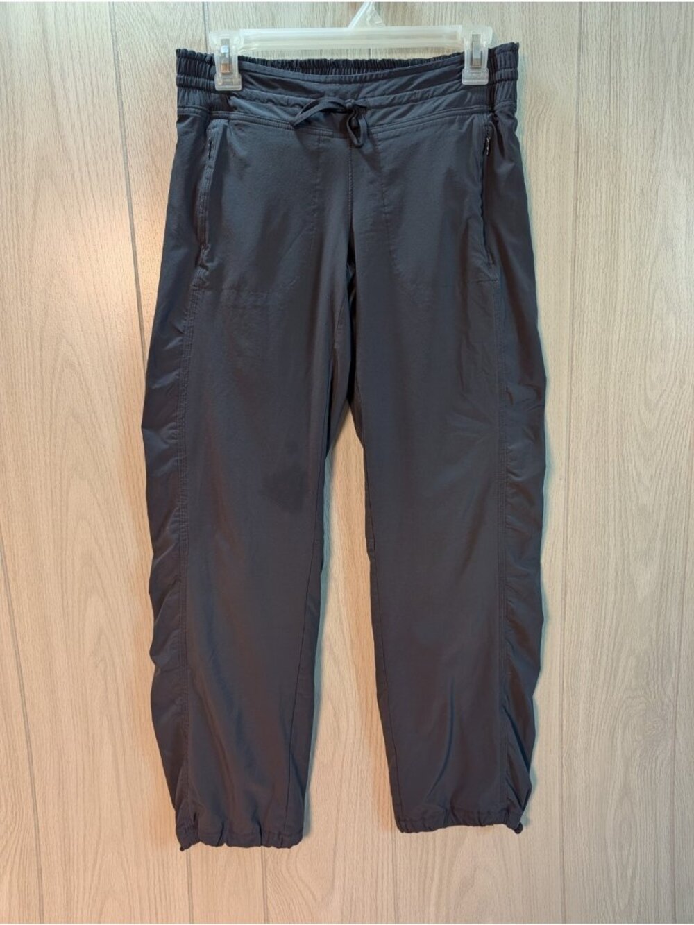 Athleta La Viva Capri Pants Womens 4 Gray Tapered Leg Zipper Pockets Flaw